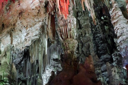 Les grottes sous le rocher